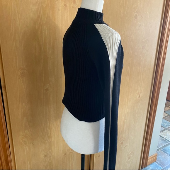 Urban Outfitters • Ribbed Half Zip Cropped Sweater in Black - Picture 5 of 11